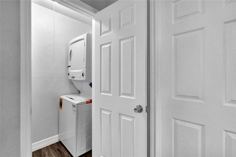 Photo 8 of 23 - 5102 Academy St #16, Houston, TX 77005