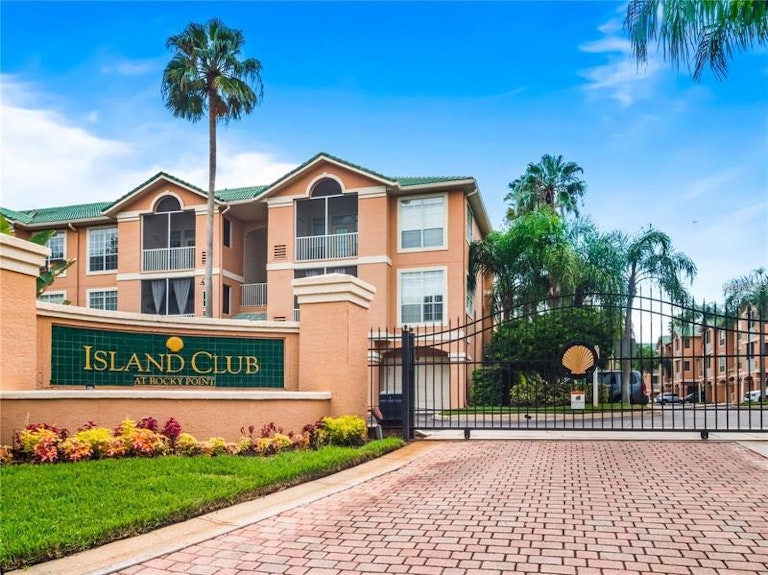 Photo 2 of 43 - 1309 Bay Club Cir #1309, Tampa, FL 33607