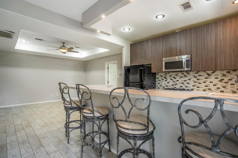 Photo 18 of 31 - 807 Dewalt St, Houston, TX 77088