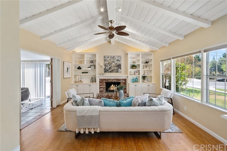 Photo 4 of 39 - 17801 Hiawatha St, Granada Hills, CA 91344