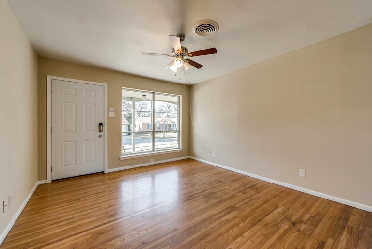 Photo 14 of 27 - 9134 Boundbrook Ave, Dallas, TX 75243