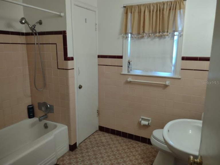 Photo 10 of 56 - 2256 Burlington Ave N, Saint Petersburg, FL 33713