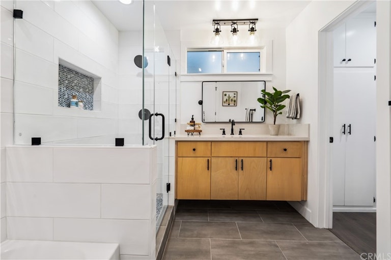 Photo 30 of 37 - 1166 E Claiborne Dr, Long Beach, CA 90807