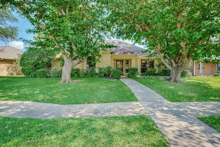 Photo 5 of 27 - 2618 Meadowridge Dr, Garland, TX 75044