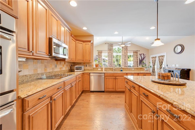 Photo 12 of 32 - 7808 Whisperingwood Dr, Harrisburg, NC 28075