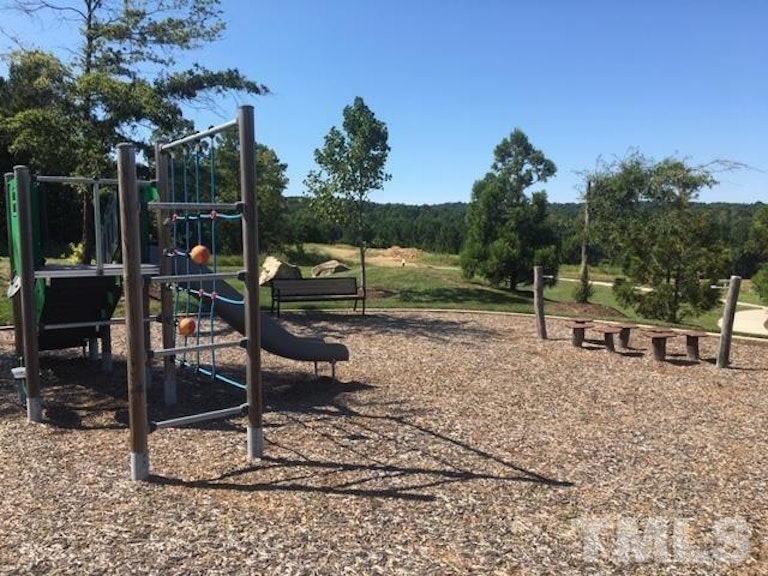 Photo 27 of 39 - 61 N Crest Dr #214, Chapel Hill, NC 27517