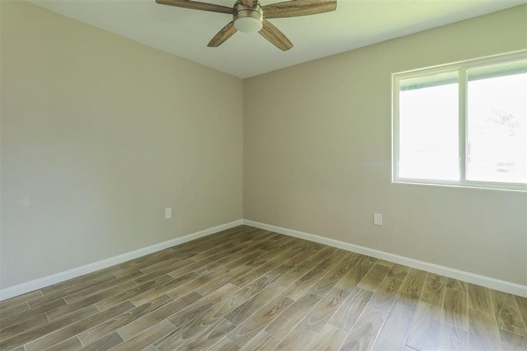 Photo 14 of 20 - 16927 Paint Rock Rd, Friendswood, TX 77546