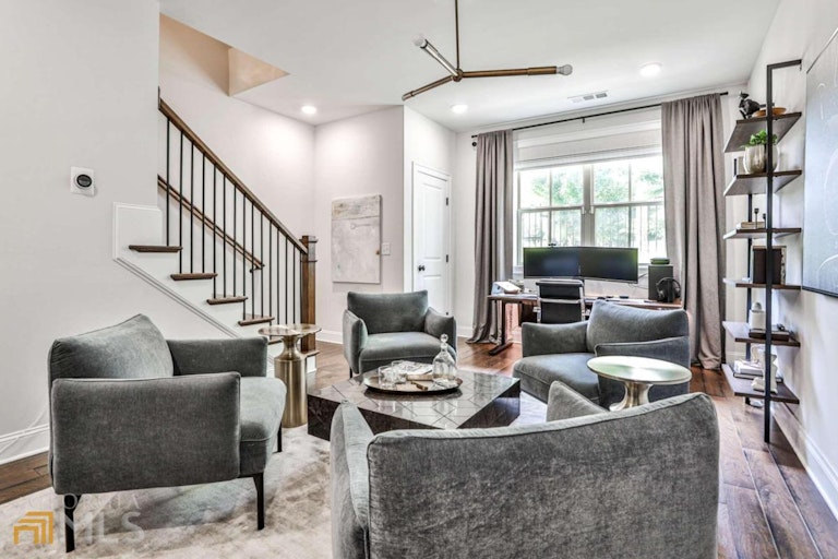 Photo 19 of 42 - 4213 Deming Cir, Atlanta, GA 30342