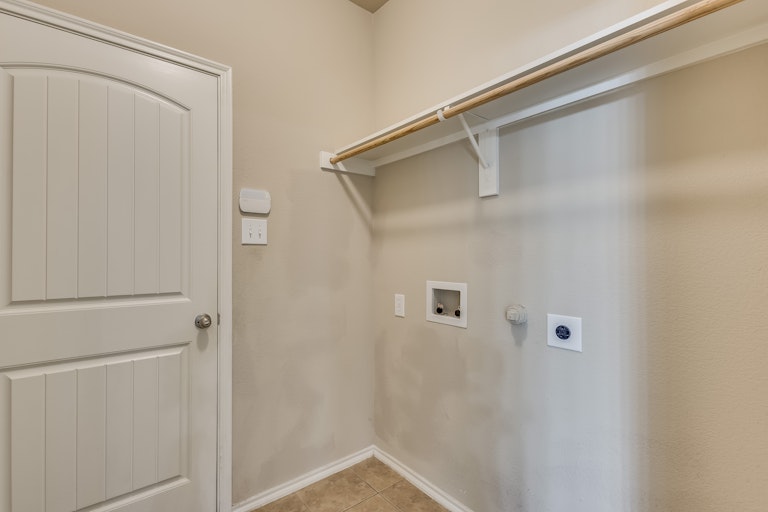 Photo 12 of 25 - 1308 Land Oak Rd, Royse City, TX 75189