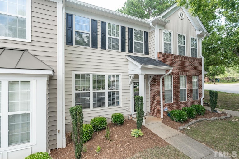Photo 2 of 24 - 5702 Corbon Crest Ln, Raleigh, NC 27612