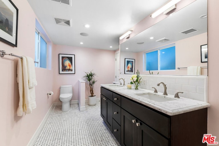 Photo 33 of 54 - 16656 Linda Ter, Pacific Palisades, CA 90272