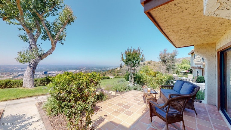 Photo 4 of 53 - 1743 Camino De Villas, Burbank, CA 91501