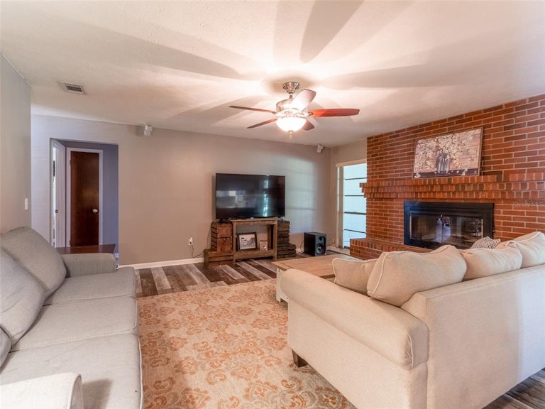 Photo 6 of 32 - 2114 Arch McDonald Dr, Dover, FL 33527