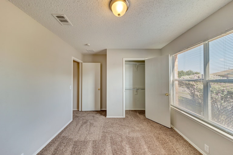 Photo 18 of 23 - 1405 Gilday Dr, Arlington, TX 76002