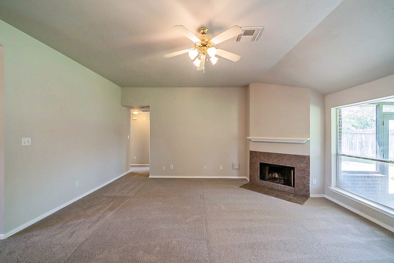 Photo 5 of 35 - 2731 Briarloch Ln, Houston, TX 77073