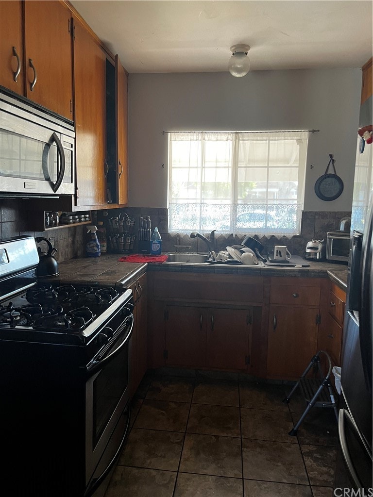Photo 6 of 25 - 9630 Annetta Ave, South Gate, CA 90280