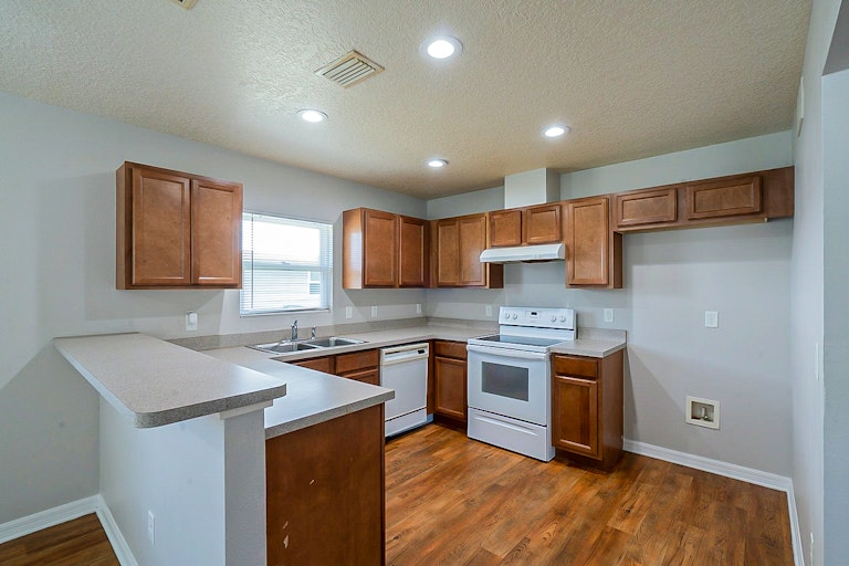 Photo 6 of 23 - 104 W Silverton St, Minneola, FL 34715