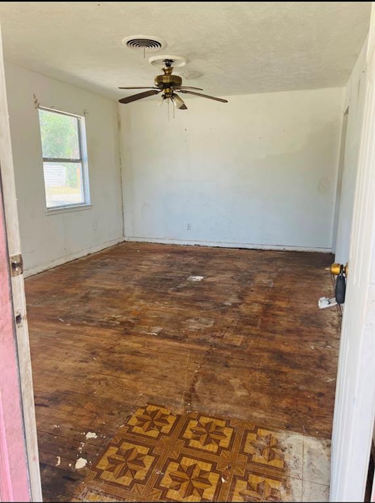 Photo 2 of 24 - 4401 Crenshaw Ave, Fort Worth, TX 76105