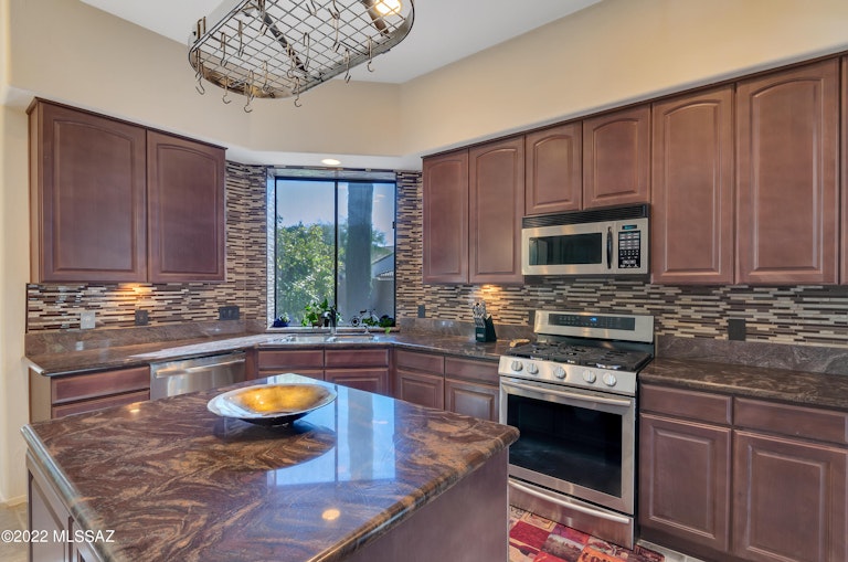 Photo 15 of 34 - 249 W Milbrae Springs Dr, Oro Valley, AZ 85755