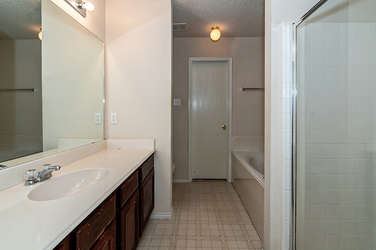 Photo 6 of 22 - 3521 Louise Ln, Balch Springs, TX 75180
