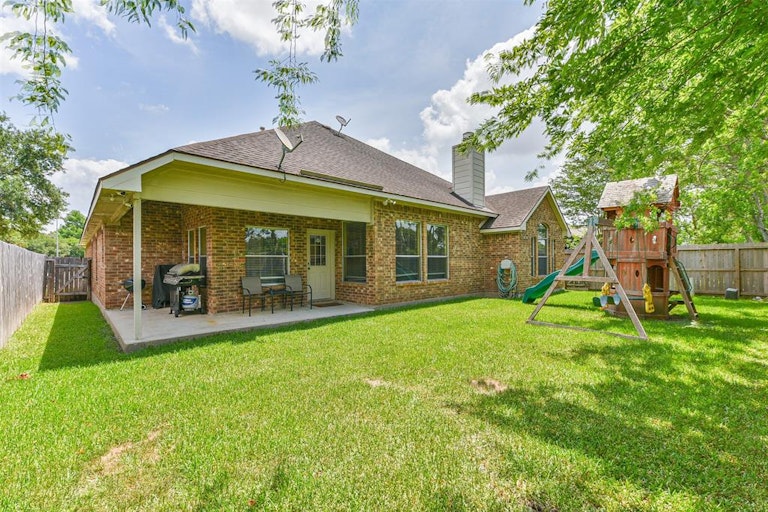 Photo 37 of 41 - 3111 Genessee Creek Ln, Friendswood, TX 77546