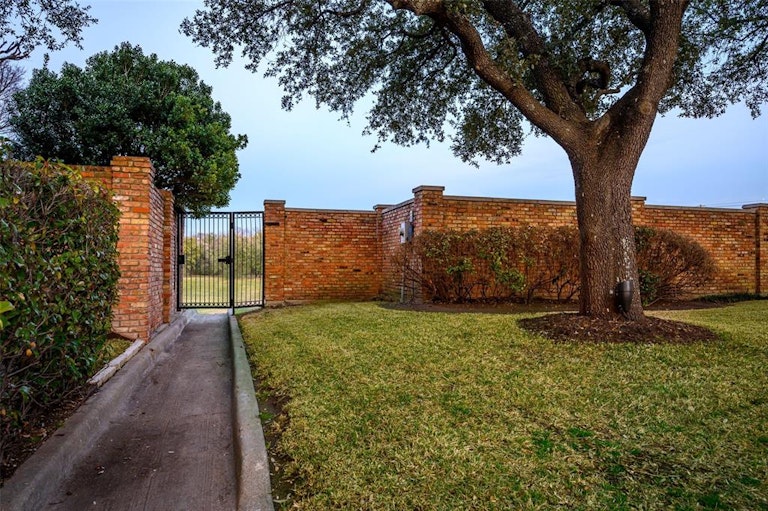 Photo 29 of 35 - 13703 Creekside Pl, Dallas, TX 75240