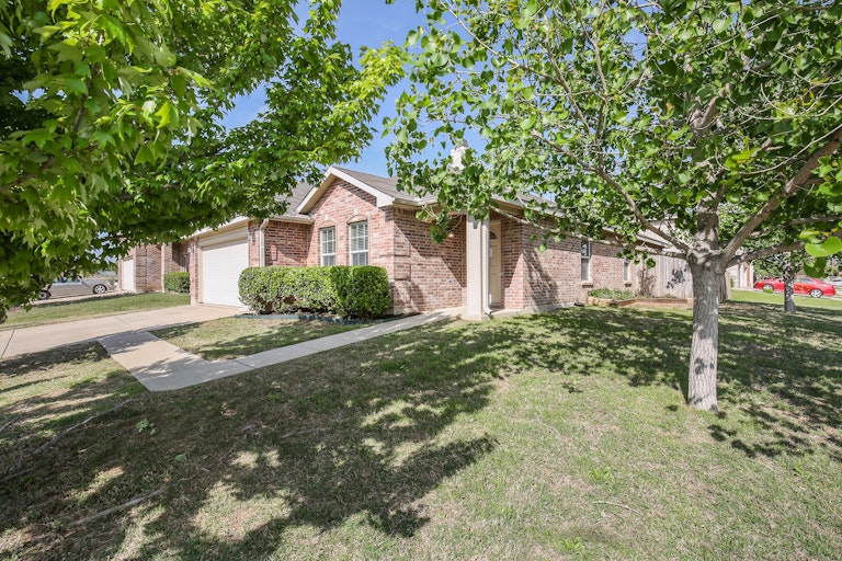 Photo 1 of 26 - 16728 Woodside Dr, Justin, TX 76247