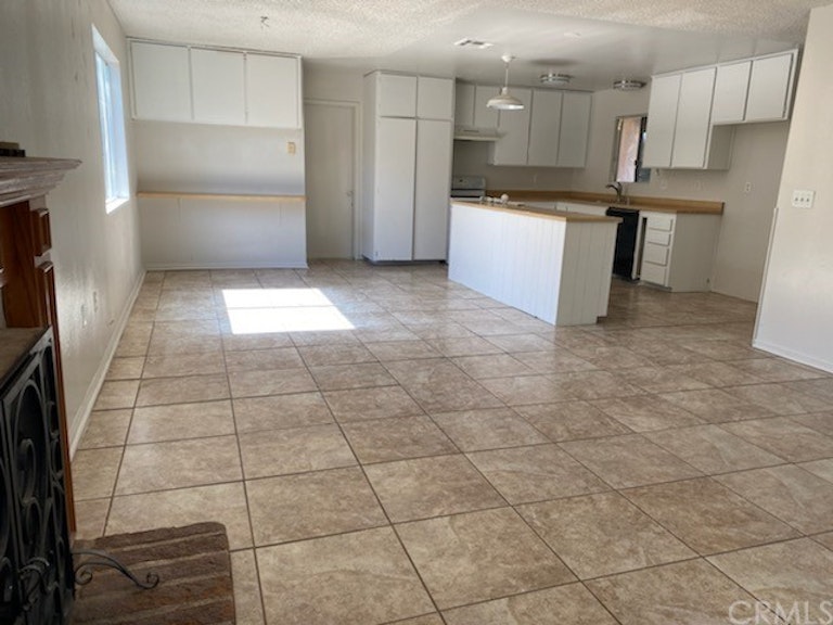 Photo 4 of 13 - 41592 Whittier Ave, Hemet, CA 92544
