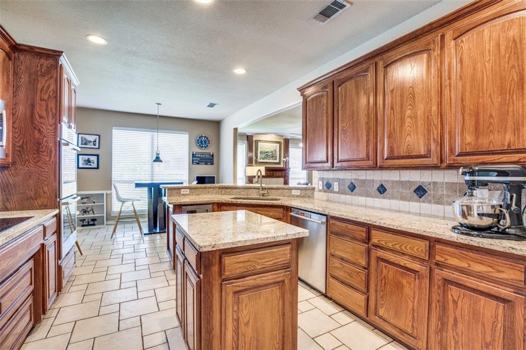 Photo 11 of 39 - 13855 E Riviera Dr, Burleson, TX 76028