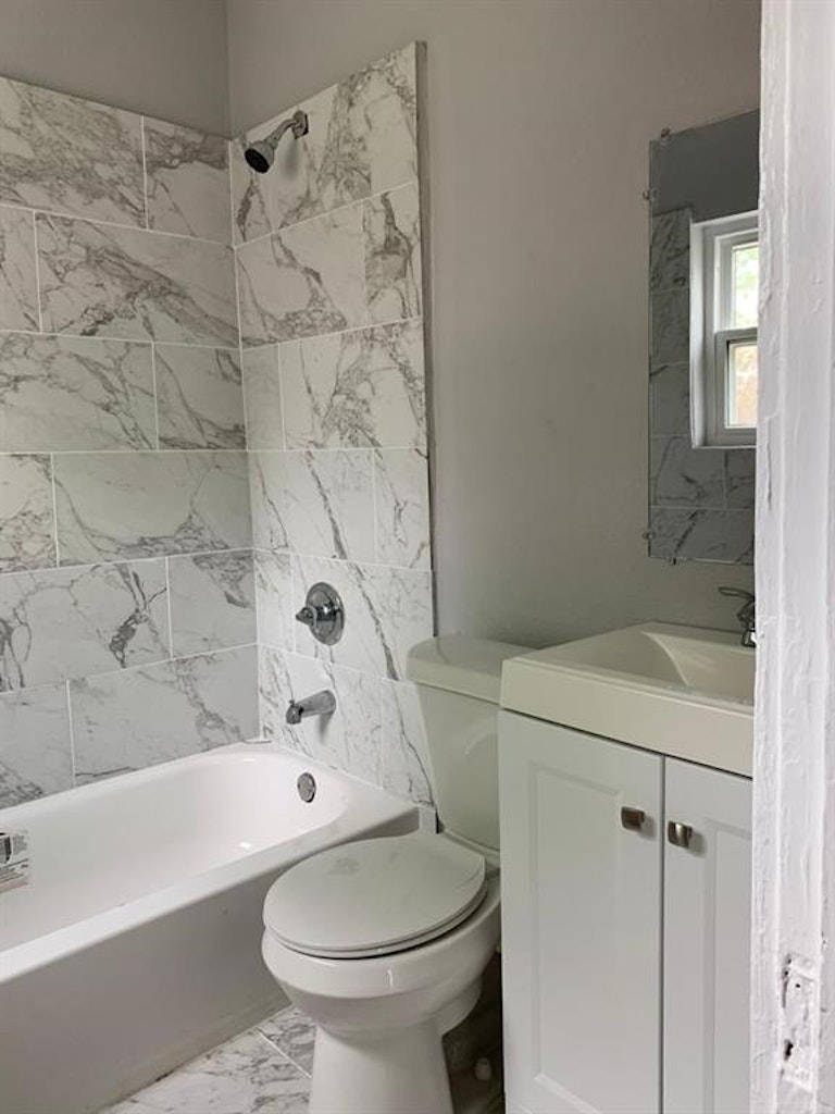 Photo 13 of 17 - 211 E Sterling St #4, Baytown, TX 77520