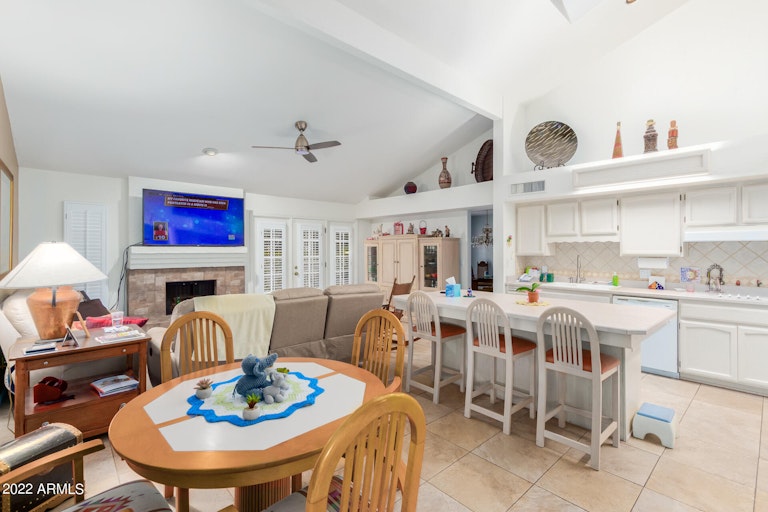 Photo 15 of 32 - 10424 E Cinnabar Ave, Scottsdale, AZ 85258