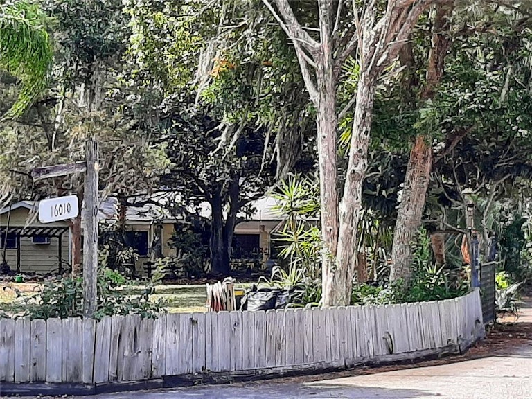 Photo 23 of 83 - 16010 Dora Ave, Tavares, FL 32778