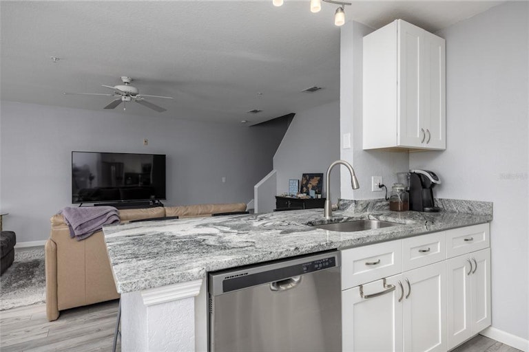 Photo 6 of 35 - 850 S Tamiami Trl #522, Sarasota, FL 34236