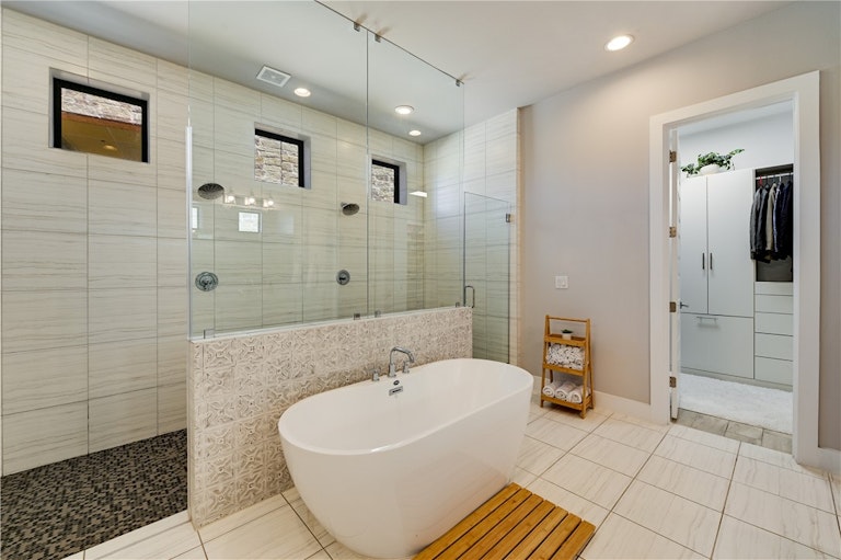Photo 16 of 39 - 138 Baldovino Skwy, Lakeway, TX 78738