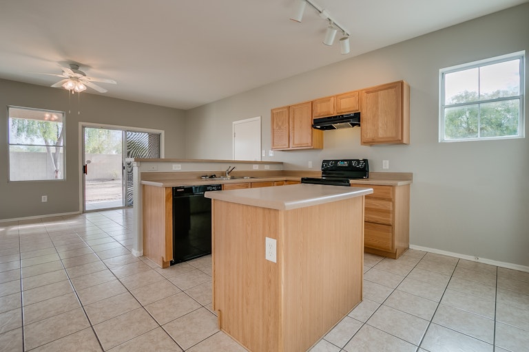 Photo 7 of 36 - 7237 S 39th Dr, Phoenix, AZ 85041