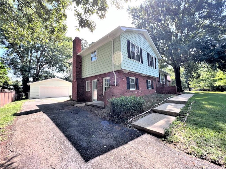Photo 2 of 33 - 7427 Meadowdale Ln, Charlotte, NC 28212