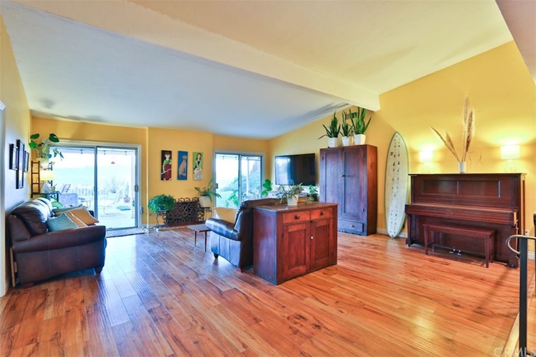 Photo 7 of 39 - 1821 N Bel Aire Dr, Burbank, CA 91504