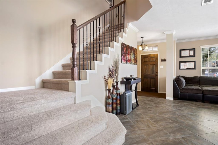 Photo 3 of 24 - 2018 Cadbury Castle Ln, Fresno, TX 77545