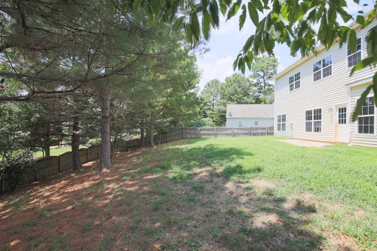 Photo 10 of 28 - 504 Arbor Crest Rd, Holly Springs, NC 27540