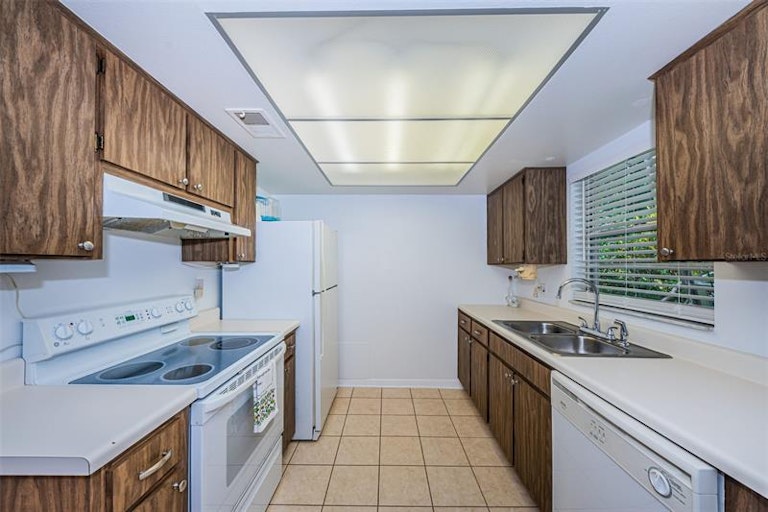 Photo 16 of 41 - 1012 Peninsula Rd, Tarpon Springs, FL 34689