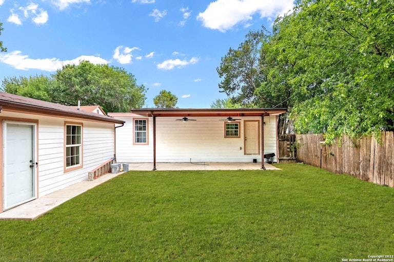 Photo 24 of 24 - 1431 W Summit Ave, San Antonio, TX 78201