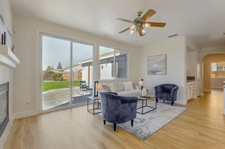 Photo 5 of 39 - 1175 Bronco Dr, Plumas Lake, CA 95961