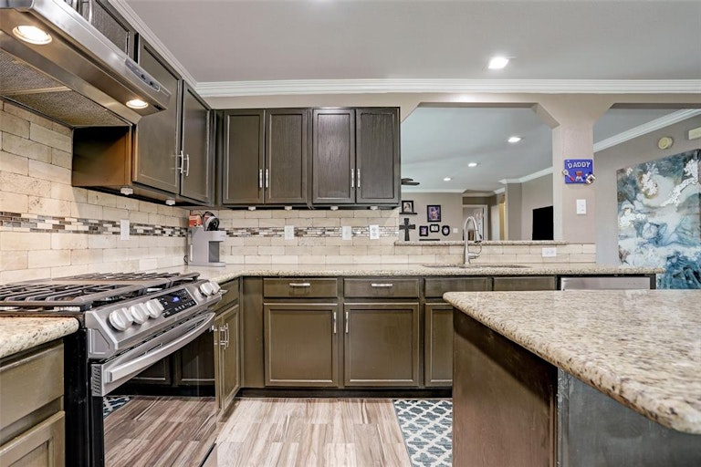 Photo 10 of 22 - 3402 Huisache Blvd, Pearland, TX 77581