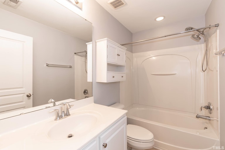 Photo 13 of 21 - 895 Cupola Dr, Raleigh, NC 27603