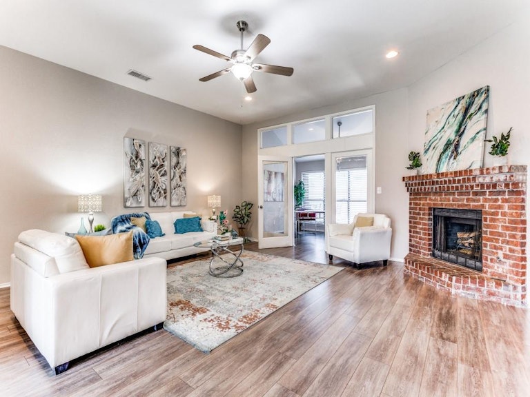 Photo 3 of 31 - 4506 Lakeway Dr, Garland, TX 75043
