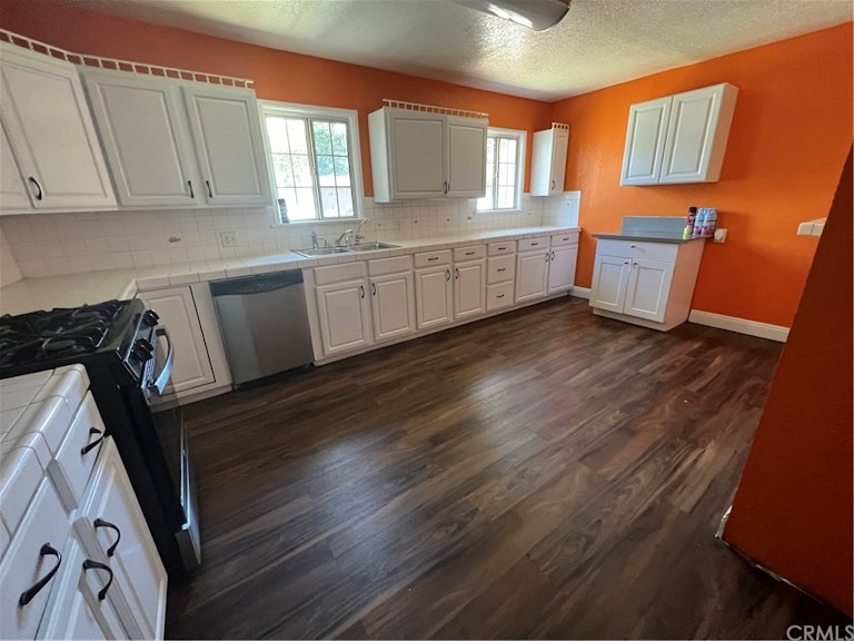 Photo 9 of 43 - 13944 Hartland St, Van Nuys, CA 91405
