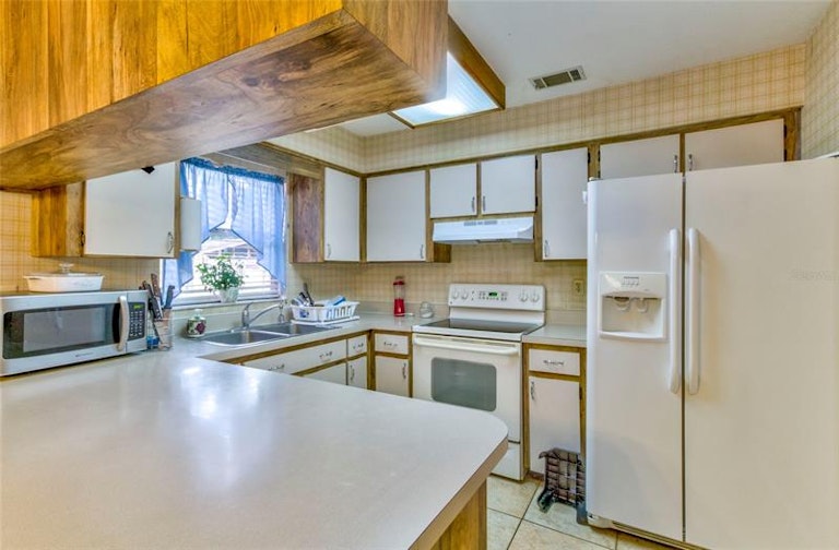 Photo 20 of 37 - 2202 Whitney Pl, Valrico, FL 33594