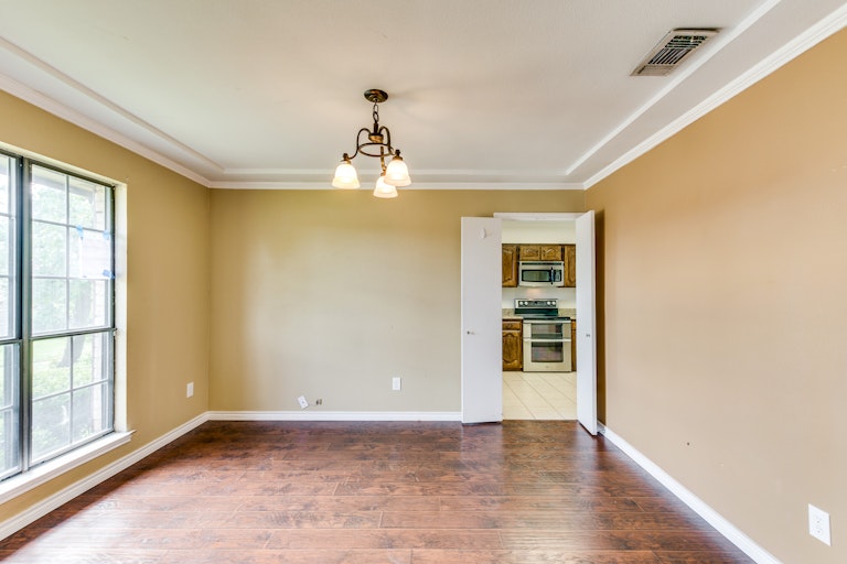 Photo 9 of 27 - 2507 Incline Dr, Carrollton, TX 75006
