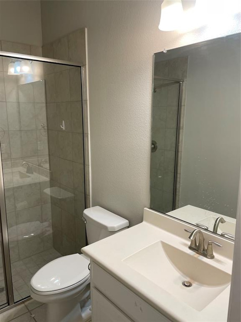 Photo 12 of 25 - 1012 Canyon Oak Dr, Euless, TX 76039