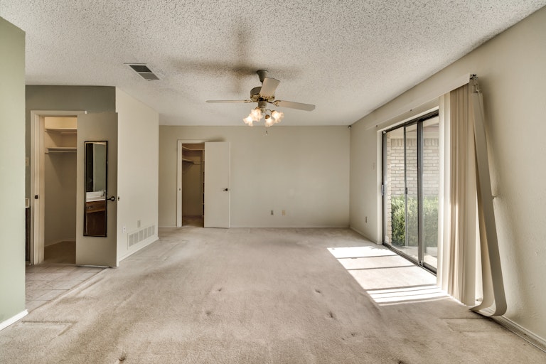 Photo 18 of 28 - 718 Cliffwood Cir, Duncanville, TX 75116